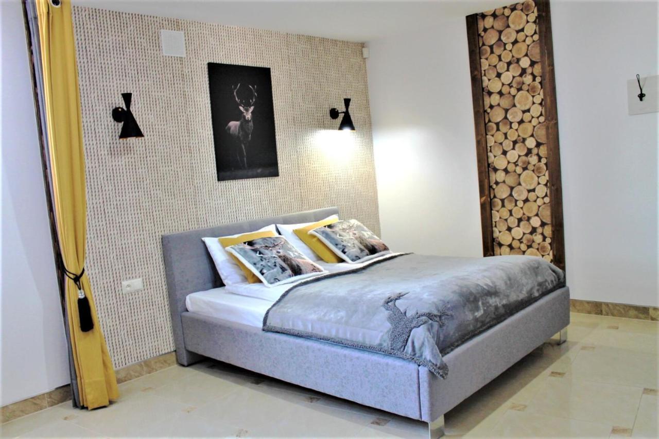 Bialy Jelen Z Basenem I Jacuzzi Bed & Breakfast Ostrowsko Exterior photo