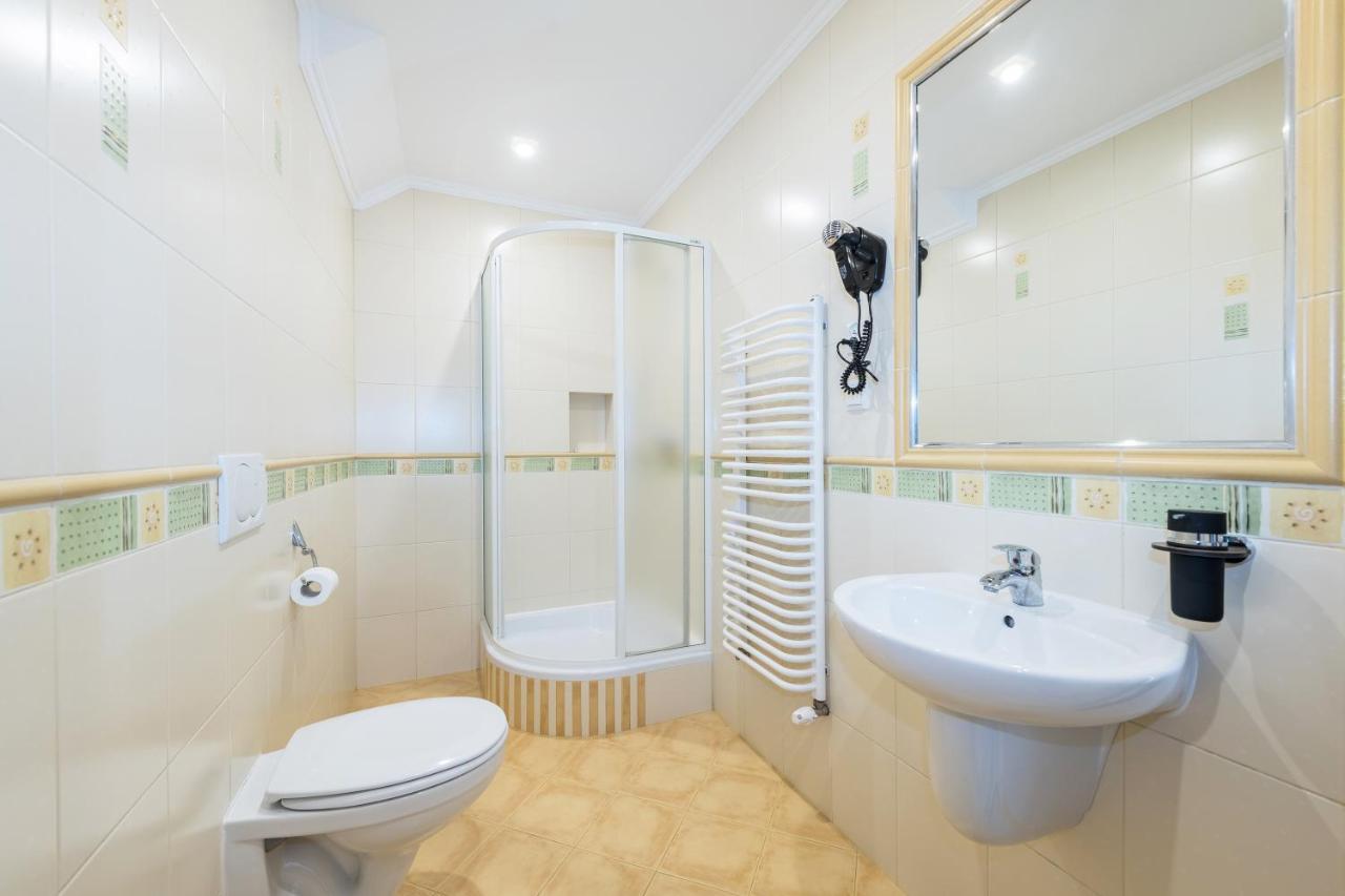 Bialy Jelen Z Basenem I Jacuzzi Bed & Breakfast Ostrowsko Exterior photo