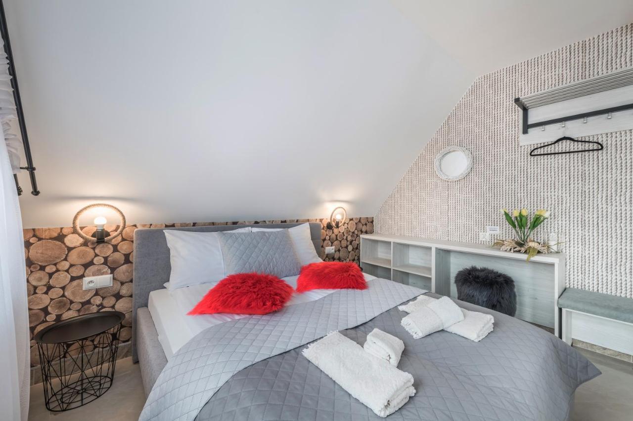 Bialy Jelen Z Basenem I Jacuzzi Bed & Breakfast Ostrowsko Exterior photo