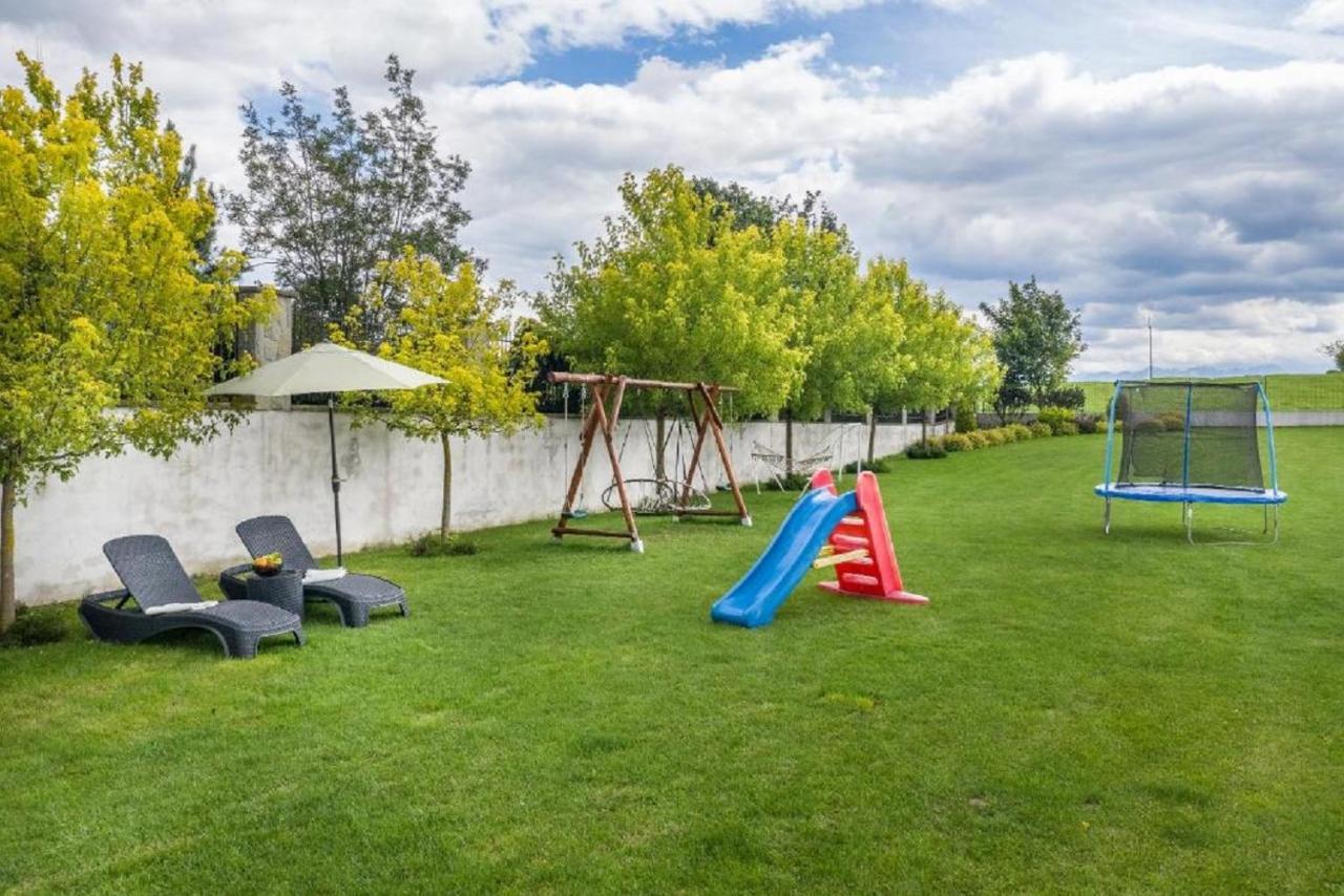 Bialy Jelen Z Basenem I Jacuzzi Bed & Breakfast Ostrowsko Exterior photo